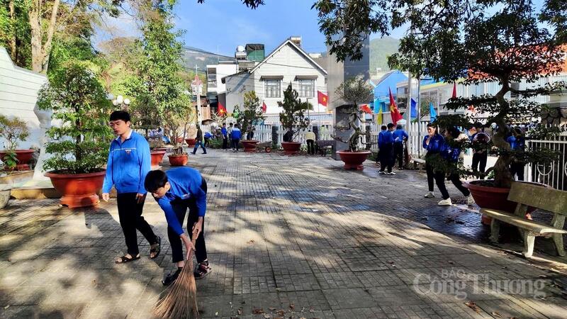 Đoàn viên thanh niên xã D'Ran dọn dẹp cảnh quan.