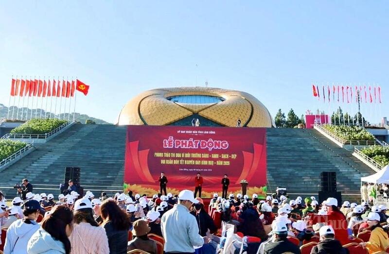Sáng 8/2, tại quảng trường Lâm Viên, UBND tỉnh Lâm Đồng phát động phong trào thi đua "Vì môi trường sáng - xanh - sạch - đẹp" đón tết Nguyên đán Bính Ngọ 2026.