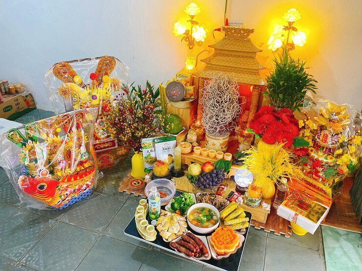 Lễ vật trong mâm cúng ông Công ông Táo rất đa dạng, thường khác nhau giữa các vùng miền, nhưng đều nhất quán trong việc thể hiện tấm lòng thành kính và mong muốn những điều tốt lành. Ảnh minh hoạ.