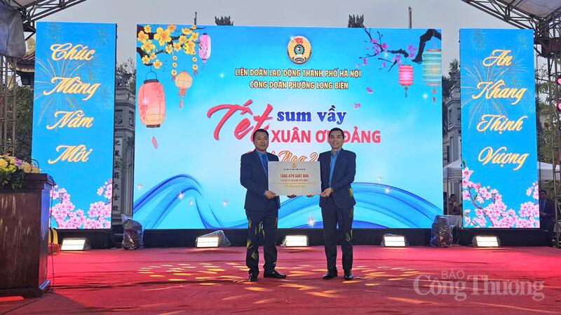 Liên đoàn Lao động TP. Hà Nội trao hỗ trợ kinh phí để chăm lo cho người lao động có hoàn cảnh khó khăn tại phường Long Biên.