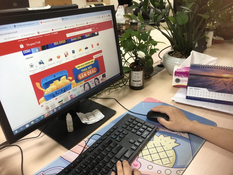 Bức tranh tiêu dùng cho thấy nhịp mua sắm trên các sàn thương mại điện tử đang sôi động lên rõ rệt. Ảnh: Ngọc Ngân