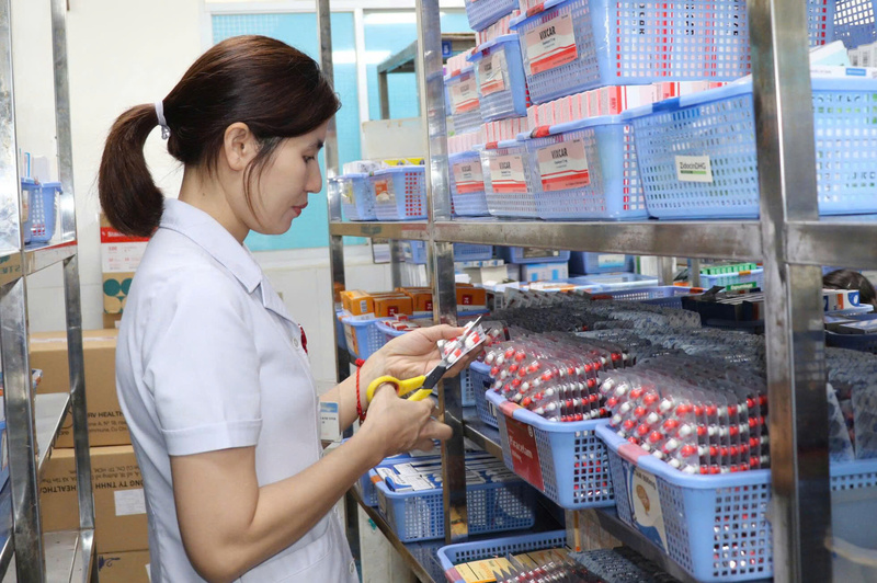 Nhân viên y tế cập nhật thuốc tại đơn vị.