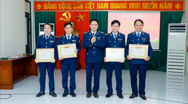 Ông Nguyễn Văn Hường - Chi cục trưởng Chi cục QLTT Nghệ An trao tặng Giấy khen cho các tập thể. Ảnh: Mai Liễu