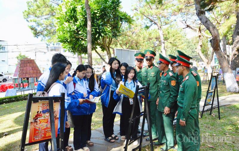 Hội Báo xuân Bính Ngọ 2026 tại phường Pleiku quy tụ hơn 120 ấn phẩm báo xuân của các cơ quan báo chí Trung ương. Ảnh: Hiền Mai