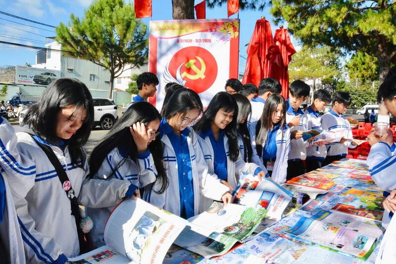 Hội Báo xuân thu hút được nhiều tầng lớp học sinh thưởng lãm. Ảnh: Hiền Mai