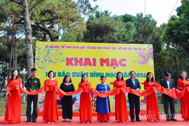 Các đại biểu thực hiện nghi thức cắt băng khai mạc Hội Báo xuân Bính Ngọ 2026. Ảnh: Hiền Mai