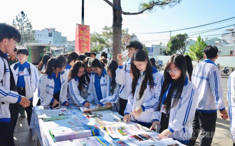 Các em học sinh trường THPT Pleiku (phường Pleiku, tỉnh Gia Lai) tại Hội Báo xuân Bính Ngọ 2026. Ảnh: Hiền Mai