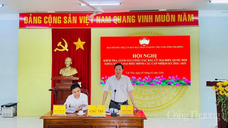 Ông Phạm Triều, Phó Chủ tịch Uỷ Ban MTTQ Việt Nam tỉnh Lâm Đồng kiểm tra, giám sát công tác bầu cử tại cụm các xã Cát Tiên. Ảnh: Minh An