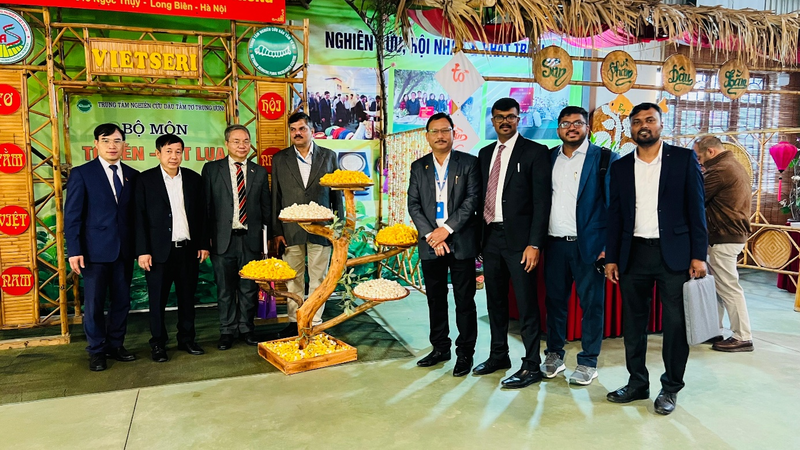 Ông Lê Hồng Vân (thứ 2 từ trái sang) và ông Naresh Babu (thứ 3 từ phải sang).