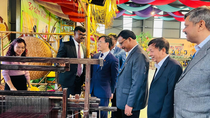 Đoàn công tác quan tâm đến mô hình canh tác tự nhiên và các quy trình chế biến tơ lụa thân thiện với môi trường