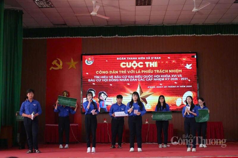 Đoàn Thanh niên xã D'Ran tổ chức cuộc thi Công dân trẻ với lá phiếu trách nhiệm. Ảnh: Minh An