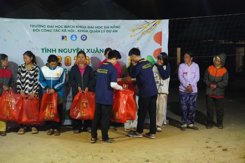 Trao quà hỗ trợ các gia đình có hoàn cảnh khó khăn. Ảnh: Diễm Phúc