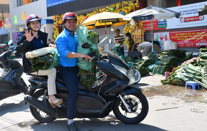 Giữa nhịp sống đô thị hối hả, chợ lá dong Ông Tạ vẫn giữ được nét đặc trưng riêng mỗi độ Tết về. Không chỉ là nơi mua bán, phiên chợ còn góp phần gìn giữ phong tục gói bánh chưng, bánh tét, một nét đẹp văn hóa truyền thống của người Việt trong những ngày đầu năm mới. Ảnh: Thanh Minh