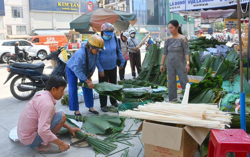 TP. Hồ Chí Minh: Phiên chợ lá dong Ông Tạ nhộn nhịp ngày cận Tết - 1