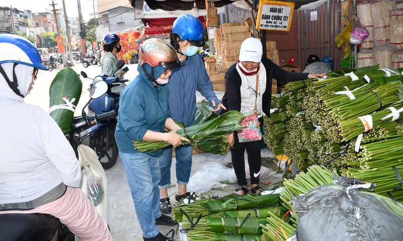TP. Hồ Chí Minh: Phiên chợ lá dong Ông Tạ nhộn nhịp ngày cận Tết - 2