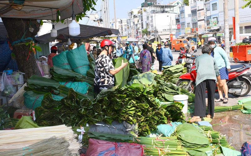 Chợ lá dong Ông Tạ được các tiểu thương bán sỉ cho các chợ, các cơ sở làm bánh chưng phục vụ thị trường Tết và phục vụ nhu cầu gói bánh của người dân. Ảnh: Thanh Minh