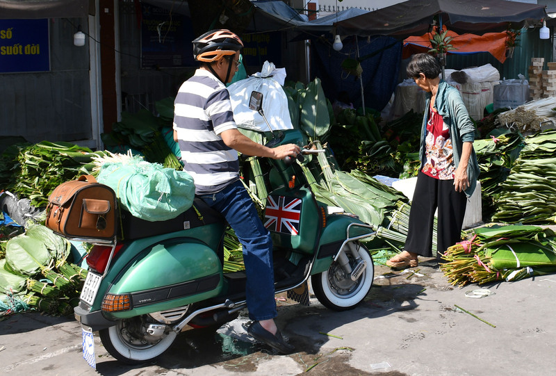 Thay vì mua bánh gói sẵn, nhiều người dân thành phố vẫn thích tự gói bánh chưng, bánh tét cho vừa khẩu vị của gia đình và thể hiện sự sum họp, ấm áp trong dịp năm mới. Ảnh: Thanh Minh