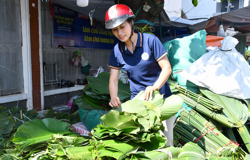 Cô Nguyễn Thị Thảo - giáo viên Trường THCS Nguyễn Văn Phú (phường Bình Thới) - cho biết: Năm nào Tết đến, nhà trường cũng tổ chức hoạt động gói bánh chưng cho học sinh. “Năm nay dự kiến gói khoảng 200 - 300 bánh, tương đương 1.000 - 1.200 lá dong để các em có thêm kỹ năng sống, hiểu hơn về truyền thống ngày Tết. Ảnh: Thanh Minh