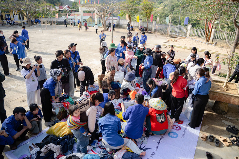 Quần áo cũ được các tình nguyện viên vận động quyên góp mang lên gửi tặng bà con. Ảnh: Diễm Phúc