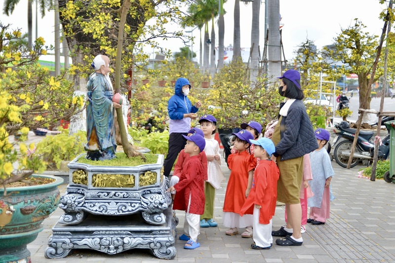 Người dân và du khách tham quan, thưởng lãm các tác phẩm trong không khí rộn ràng những ngày cận Tết. Ảnh: Ngọc Thảo