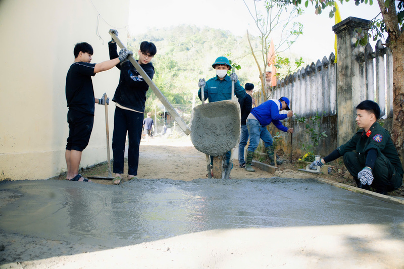 Tình nguyện viên phối hợp cùng các lực lượng tại địa phương xây dựng tuyến đường "Lối nhỏ cho em". Ảnh: Diễm Phúc