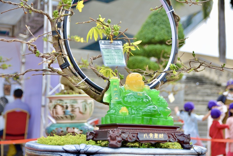 Một số tác phẩm kết hợp với tượng nghệ thuật, tạo điểm nhấn thu hút người xem. Ảnh: Ngọc Thảo