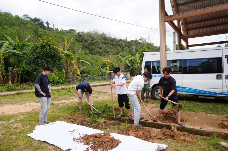 Các tình nguyện viên cùng nhau dọn dẹp vệ sinh, vắt máng nước, hỗ trợ cải thiện sinh hoạt và nguồn nước sử dụng hằng ngày cho bà con. Ảnh: Diễm Phúc