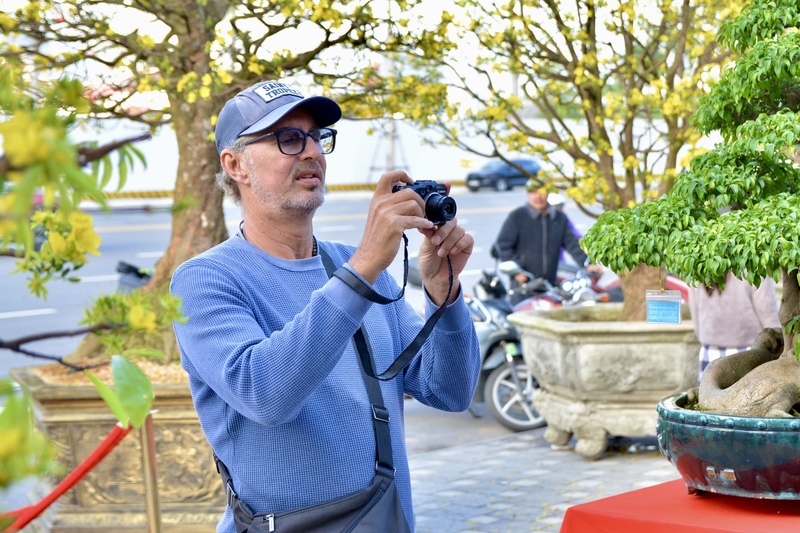 Du khách quốc tế chiêm ngưỡng vẻ đẹp  của sinh vật cảnh Việt Nam. Ảnh: Ngọc Thảo