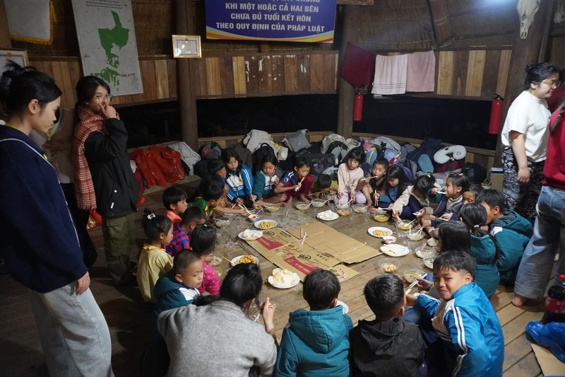 Những bữa ăn nhỏ được chuẩn bị kỹ càng, hy vọng mang đến niềm vui cho các em học sinh. Ảnh: Diễm Phúc