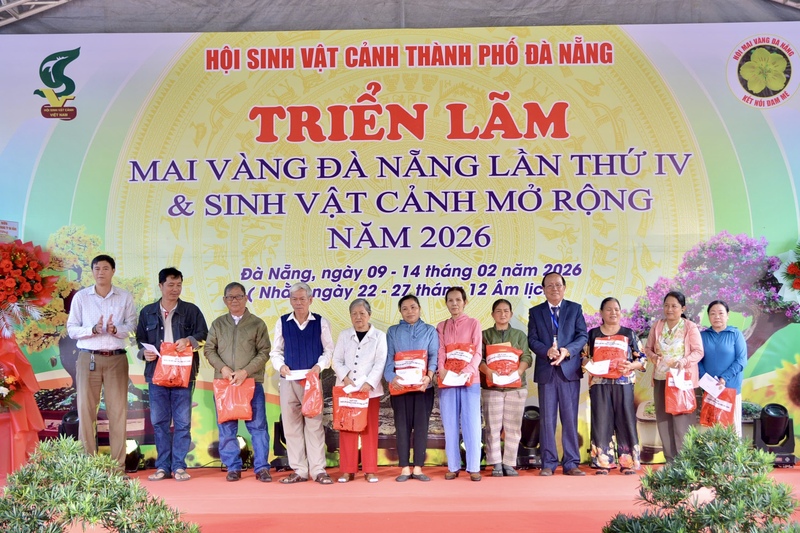 Trao quà Tết cho 20 hộ gia đình khó khăn trên địa bàn phường Hòa Cường. Ảnh: Ngọc Thảo