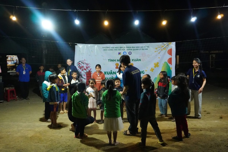 Chương trình tổ chức sinh hoạt, giao lưu văn nghệ tạo không khí vui tươi, gắn kết với các em vùng cao. Ảnh: Diễm Phúc