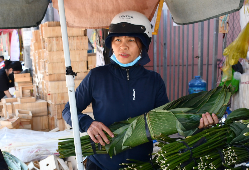 Chị Mai Thị Nga (phường Bình Đông) - cho biết: Mỗi dịp Tết đến chị cũng ra khu vực này mua lá dong và vật dụng về gói bánh. Tết năm nay gia đình chị dự kiến gói khoảng 40 kg nếp, tương đương gần 100 chiếc bánh chưng. Ảnh: Thanh Minh