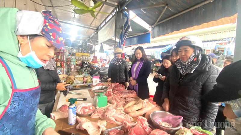 Đoàn công tác Sở Công Thương Hải Phòng kiểm tra hàng hóa Tết tại chợ Xưa An Lư, phường Hòa Bình, TP. Hải Phòng.