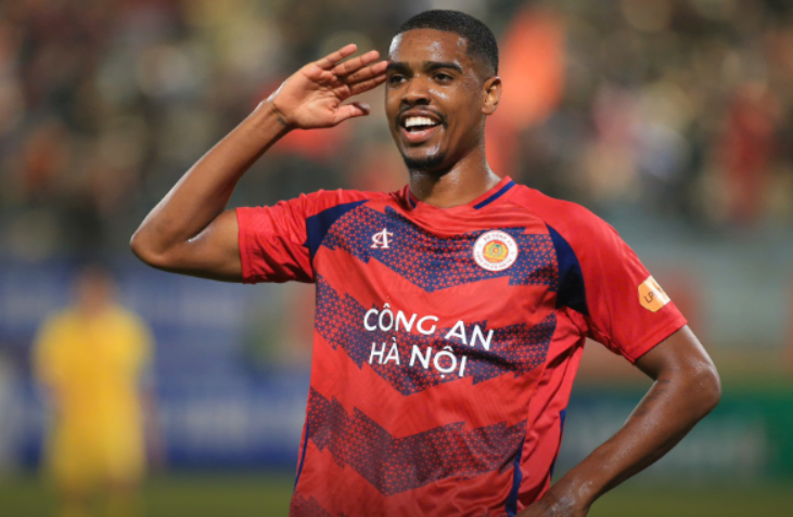 Tiền đạo Alan Sebastiao Alexandre (CLB Công an Hà Nội) đang dẫn đầu danh sách ghi bàn tại V-League 2025/26 với phong độ ấn tượng và hiệu suất dứt điểm cao.