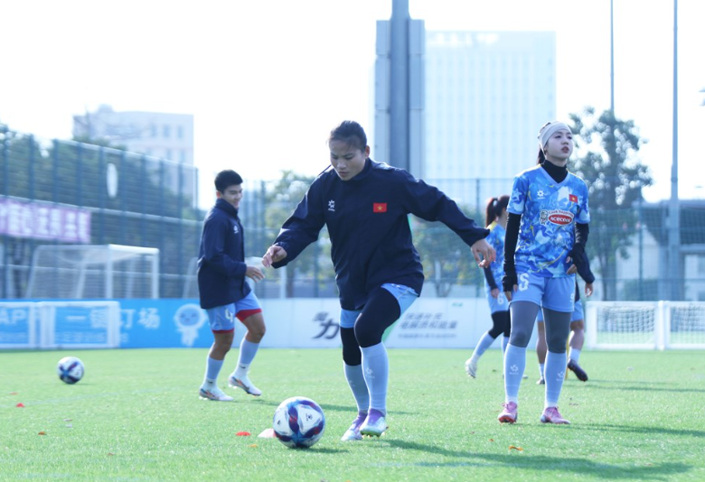 Đội tuyển bóng đá nữ VIệt Nam đón Tết xa nhà để tập trung tập luyện trong chuyến tập huấn tại Trung Quốc.