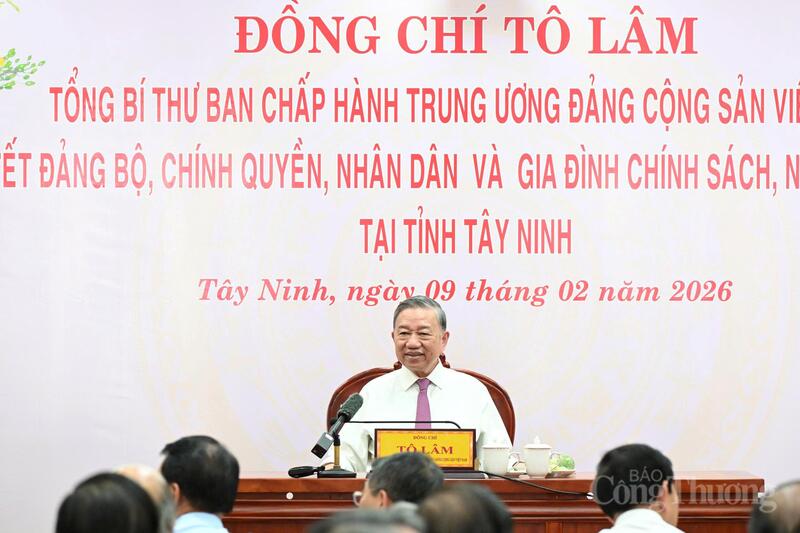 Phát biểu tại buổi đến thăm và chúc Tết Đảng bộ, chính quyền và nhân dân tỉnh Tây Ninh, Tổng Bí thư Tô Lâm nhấn mạnh, Tây Ninh là vùng đất giàu truyền thống cách mạng, gắn liền với Trung ương Cục miền Nam - một biểu tượng sáng ngời của ý chí kiên cường, tinh thần tự lực, tự cường trong sự nghiệp đấu tranh giải phóng dân tộc, thống nhất đất nước... Ảnh: Nguyễn Tiến