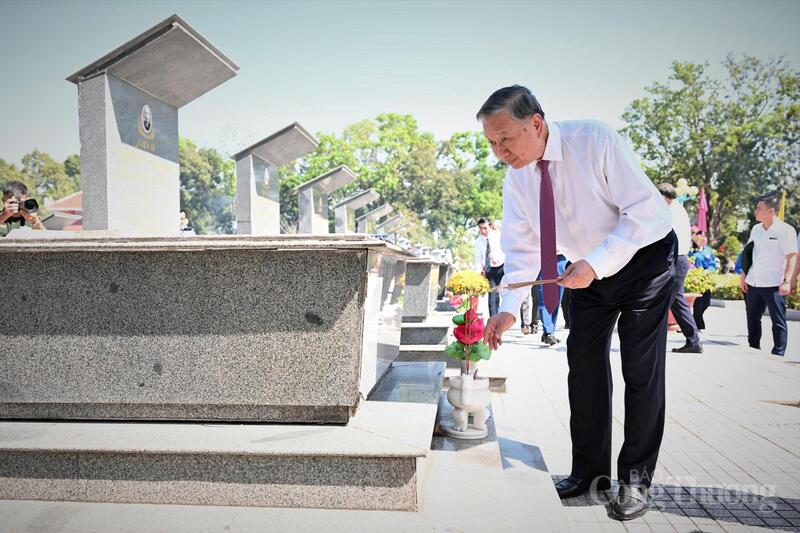 Trước anh linh các liệt sĩ, Tổng Bí thư và các đại biểu nguyện tiếp tục kiên định con đường mà Đảng, Bác Hồ và Nhân dân đã lựa chọn; chung sức, đồng lòng xây dựng đất nước ngày càng giàu mạnh, phát triển bền vững trong giai đoạn mới. Ảnh: Nguyễn Tiến