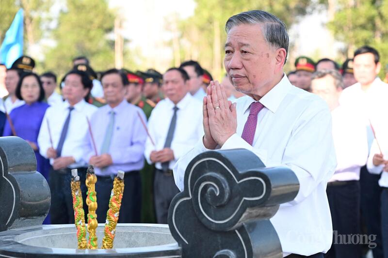 Trong không khí trang nghiêm, xúc động, Tổng Bí thư Tô Lâm và các đại biểu đã dành một phút mặc niệm, tưởng nhớ và tri ân các anh hùng liệt sĩ đã hy sinh vì độc lập, tự do của Tổ quốc, vì hạnh phúc của Nhân dân. Ảnh: Nguyễn Tiến