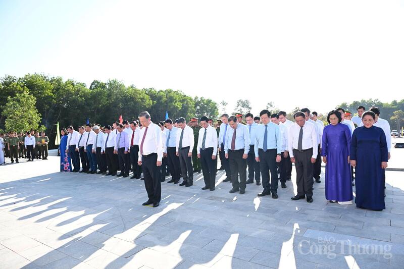 Cũng trong ngày 9/2, Tổng Bí thư Tô Lâm cùng Đoàn công tác đã đến dâng hoa, dâng hương tưởng niệm các anh hùng liệt sĩ tại Nghĩa trang liệt sĩ Trà Võ (xã Thạnh Đức, tỉnh Tây Ninh). Ảnh: Nguyễn Tiến