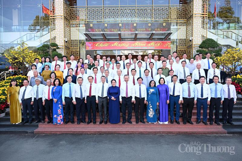 Tổng Bí thư Tô Lâm cùng các đại biểu Đảng bộ, chính quyền, nhân dân tỉnh Tây Ninh. Ảnh: Nguyễn Tiến