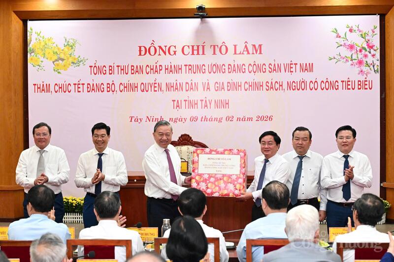Tổng Bí thư Tô Lâm trao quà cho Đảng bộ, chính quyền tỉnh Tây Ninh. Ảnh: Nguyễn Tiến