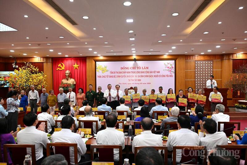 Tổng Bí thư Tô Lâm tặng quà động viên các gia đình chính sách, người có công tiêu biểu trên địa bàn tỉnh Tây Ninh. Ảnh: Nguyễn Tiến