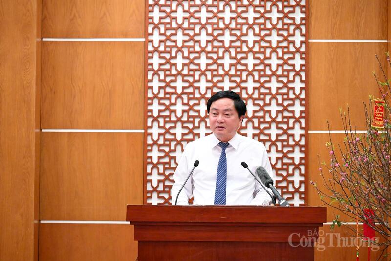 Bí thư Tỉnh ủy tỉnh Tây Ninh Nguyễn Văn Quyết phát biểu tại sự kiện. Chuẩn bị cho Tết Bính Ngọ 2026, Tỉnh Tây Ninh đã tập trung rà soát, cân đối nguồn lực, hỗ trợ hơn 268.000 phần quà với kinh phí trên 225 tỷ đồng từ ngân sách để thực hiện công tác chăm lo Tết; tổ chức các Đoàn lãnh đạo tỉnh đi thăm hỏi, động viên, tặng quà cho người nghèo, người có công với cách mạng, gia đình chính sách... Ảnh: Nguyễn Tiến