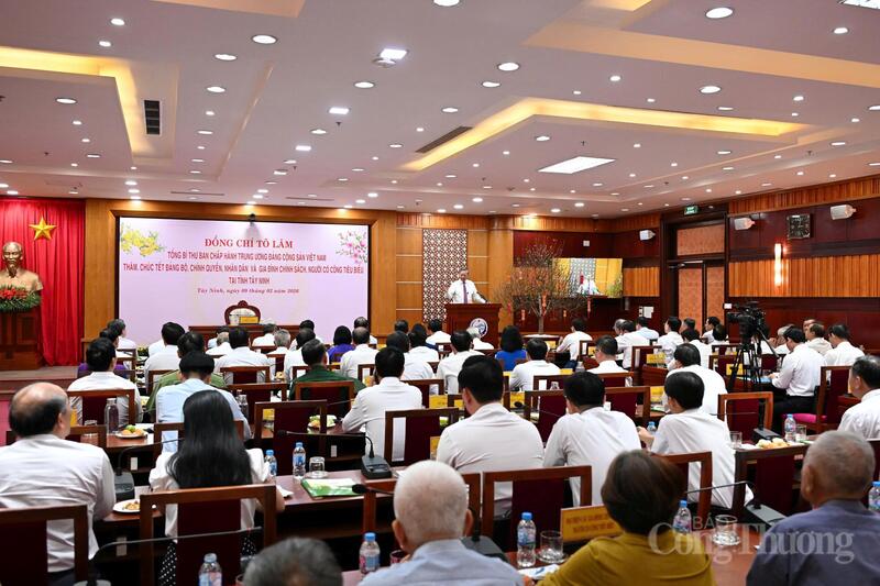 Ngày 9/2, Tổng Bí thư Tô Lâm và Đoàn công tác của Trung ương đã đến thăm, chúc Tết Đảng bộ, chính quyền, nhân dân và tặng quà gia đình chính sách, người có công tiêu biểu tỉnh Tây Ninh. Ảnh: Nguyễn Tiến