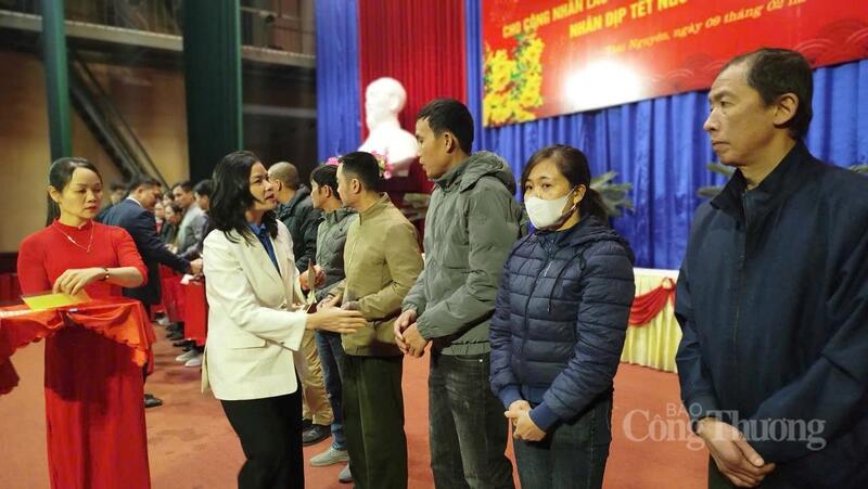 Bà Lê Thị Đức (áo trắng), Phó Chủ tịch Công đoàn Công Thương Việt Nam trao quà tết cho đoàn viên, người lao động Công ty Cổ phần Gang thép Thái Nguyên.