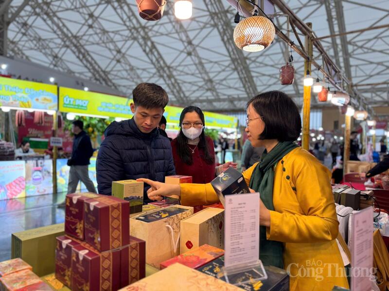 Bà Phạm Thị Việt Hà - Phó Giám đốc Công ty TNHH Trà và Đặc sản Tây Bắc giới thiệu các sản phẩm trà đến khách tham quan.