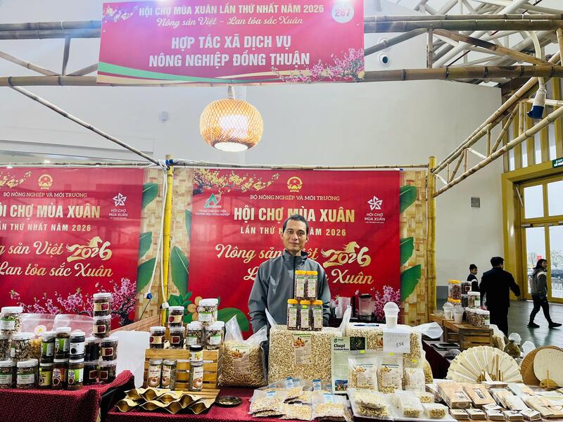 Gian hàng giới thiệu các sản phẩm về hạt điều của Hợp tác xã Dịch vụ nông nghiệp Đồng Thuận. Ảnh: P.C