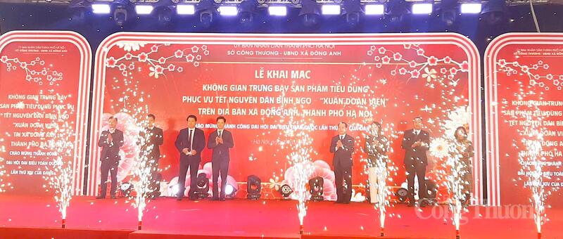 Khai mạc chương trình “Không gian trưng bày sản phẩm tiêu dùng phục vụ tết Nguyên đán Bính Ngọ - "Xuân Đoàn Viên” tại xã Đông Anh. Ảnh: N.H