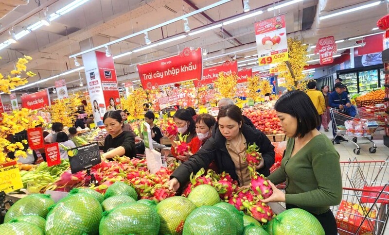 Đa dạng các loại hoa quả đến từ nhiều vùng, miền trên cả nước phục vụ nhu cầu mua sắm của người dân. Ảnh: Mai Liễu