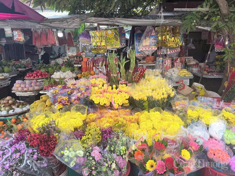 Bên cạnh vàng mã, các sạp hoa tươi và trái cây phục vụ lễ cúng cũng đã sẵn sàng xuống phố. Ảnh: Minh Anh